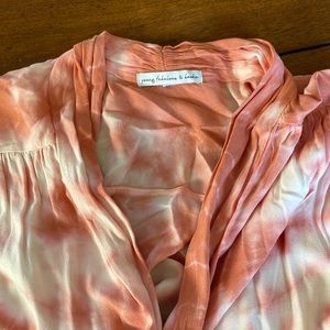 young fabulous & broke L EUC top open with tie bottom puff sleeve tie dye boho